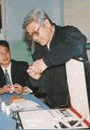 澲